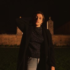 Valentina Livi - Cadere in ginocchio Valentina Livi - Cadere in ginocchio